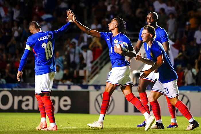 Football - JO 2024 - L'équipe de France brille pour son entrée face aux États-Unis !